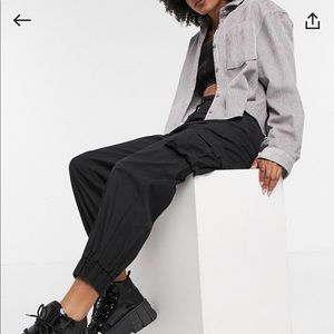 Black cropped joggers cargo